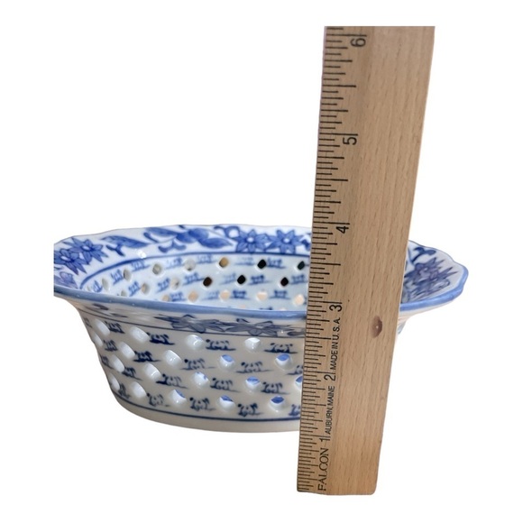 Chinoiserie Porcelain Pierced
Oval Bowl Blue and White
Blueberry Fruit Design - Picture 6 of 9